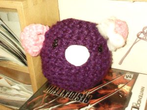 amigurumi de oso morado, primer amigurumi, tejido principiante