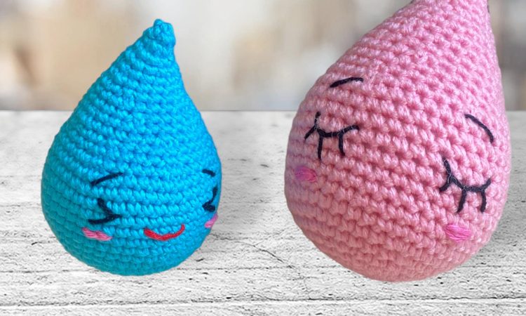 dos gotitas amigurumi, una pequeña color azul y una mas grande color rosa, con las caritas bordadas