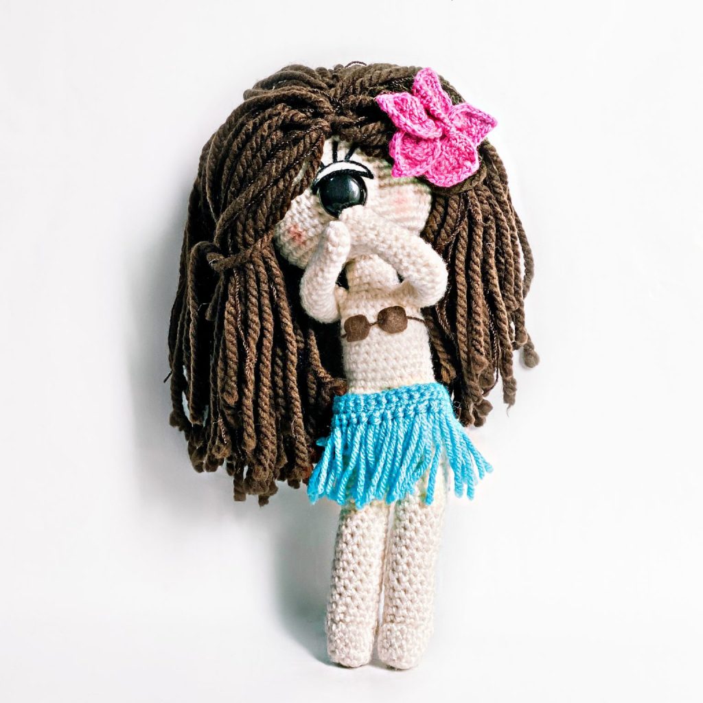 muñeca ciclope amigurumi cubriendose la boca