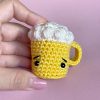 foto de una cerveza amigurumi tejida a crochet