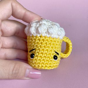 foto de una cerveza amigurumi tejida a crochet
