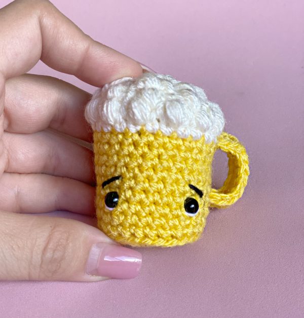 amigurumi beer72 (1) foto de una cerveza amigurumi tejida a crochet