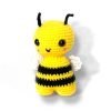 abeja amigurumi sobre fondo blanco FurEver Cute colección completa de amigurumis fáciles en PDF
