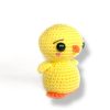 pollo amigurumi sobre fondo blanco FurEver Cute colección completa de amigurumis fáciles en PDF