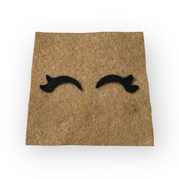 Ojitos de fieltro para amigurumi, ojitos cerrados con 2 pestañas 2pest 3cms fondo