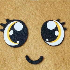 Sonrisa tímida en fieltro negro para amigurumis