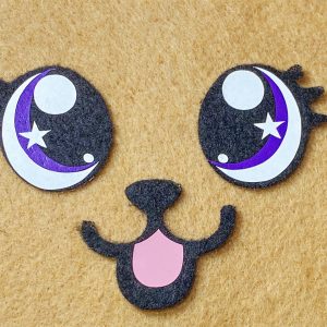 Nariz de gato con lengua rosa en fieltro