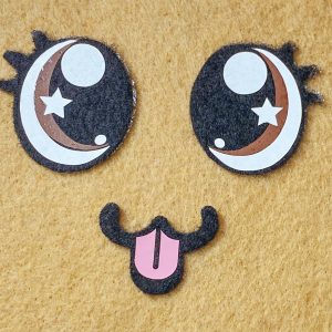 Boquita de gato con lengua rosa en fieltro