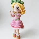 Muñeca amigurumi Lumi Éclair con colores suaves y armoniosos