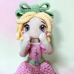 Lumi Éclair amigurumi en escena luminosa con estética etérea