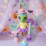 Patrón PDF brujita kawaii Bri rodeada de decoración festiva y luces de estrellas