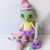 Bruja amigurumi acompañada por su escoba Escobilda, el gato Misuelo y la calabaza Calabun