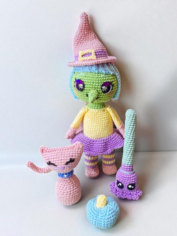Bruja amigurumi acompañada por su escoba Escobilda, el gato Misuelo y la calabaza Calabun