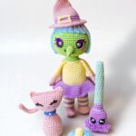 Instrucciones para tejer bruja amigurumi Bri en fondo blanco mostrando el muñeco terminado