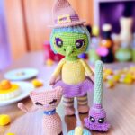 Tutorial de brujita a crochet Bri de Hola Cíclope tejida con sombrero rosa y falda morada