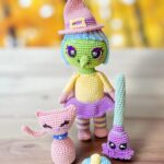 Muñeca bruja crochet Bri con sombrero puntiagudo y escoba tejida estilo kawaii
