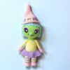 Bruja amigurumi en tonos pastel resultado del patron para tejer a crochet