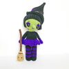 Bruja amigurumi en color negro con morado con su escoba
