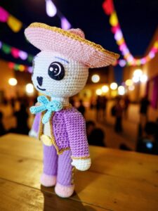 Muñeco de crochet de mariachi calavera con traje tradicional morado de perfil