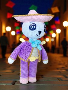 Detalle frontal del muñeco mariachi de trapo en un ambiente de Día de Muertos