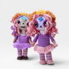 patron-amigurumi-catrina-rosa-2025-13 Dos muñecas de Rosa la Catrina tejidas a mano mostrando variaciones del patrón amigurumi