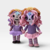 patron-amigurumi-catrina-rosa-2025-14 Dos muñecas a crochet resultado del patron amigurumi Rosa la Catrina con variaciones de ojos de fieltro y ojos de seguridad