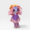 patron-amigurumi-catrina-rosa-2025-3 Muñeca Catrina amigurumi en fondo blanco, vista en perspectiva de tres cuartos.