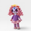 patron-amigurumi-catrina-rosa-2025-5 Diseño de Catrina mexicana tejida a crochet, vista ligeramente lateral detallada del perfil