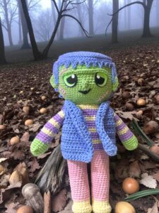 Patrón amigurumi de Frankie el Monstruo de cuerpo completo en un bosque tenebroso
