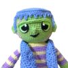 patron-amigurumi-frankie-pdf-06 Primer plano del rostro de Frankie el monstruo amigurumi destacando su sonrisa bordada