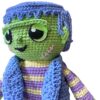 patron-amigurumi-frankie-pdf-08 Detalle de la carita tejida de Frankie el Monstruo mostrando sus característicos ojos kawaii