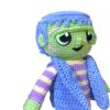 patron-amigurumi-frankie-pdf-10 Muñeco de crochet de Frankie el monstruo visto de perfil mostrando el detalle de su oreja
