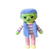patron-amigurumi-frankie-pdf-12 Monstruo amigurumi tejido a crochet posando de frente con playera a rayas pastel