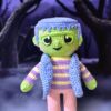 patron-amigurumi-frankie-pdf-21 Patrón amigurumi de Frankie el Monstruo en PDF con chaleco azul en fondo nocturno de Halloween