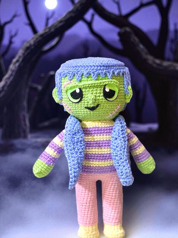 patron-amigurumi-frankie-pdf-21 Patrón amigurumi de Frankie el Monstruo en PDF con chaleco azul en fondo nocturno de Halloween