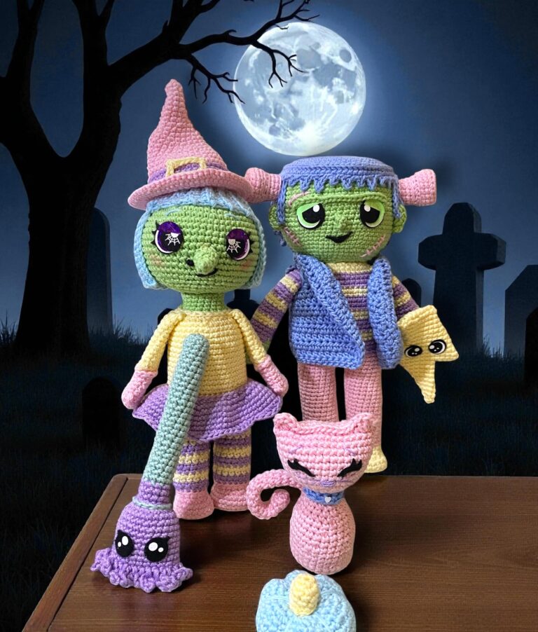 Muñecos amigurumi de la bruja Bri y Frankie el Monstruo de Hola Cíclope en un cementerio con luna llena