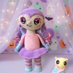 Ilustración de la muñeca vampira kawaii con fondo de destellos mágicos y lunas