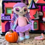 Ilustración de la vampira rebelde de Hola Cíclope frente a una casa de Halloween