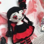 Muñeca vampira tejida Isobel de medio cuerpo mostrando su capa y vestido en crochet