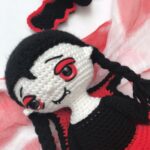 Detalle de la carita de la muñeca vampira a crochet con mirada coqueta y pícara