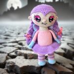 Diseño kawaii de vampirita con cabello morado en fondo de estudio difuminado